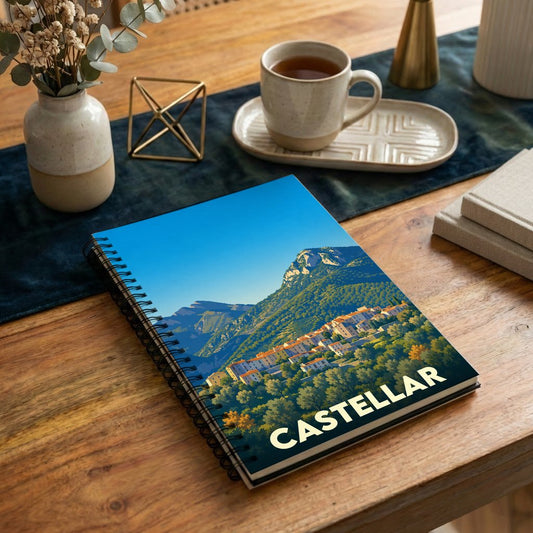 Carnet souvenir de la ville de Castellar avec une illustration stylisée de ses paysages montagneux.