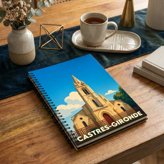Carnet à spirales souvenir de la ville de Castres-Gironde avec une illustration stylisée de son église.
