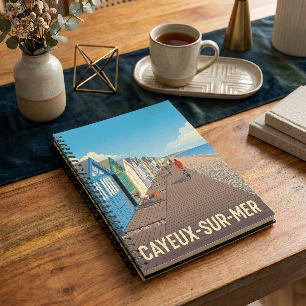 Carnet souvenir de la ville de Cayeux-sur-Mer avec une illustration stylisée de son célèbre chemin de planches et de ses cabines de plage.