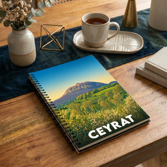 Carnet souvenir de la ville de Ceyrat illustré d'un paysage naturel stylisé.