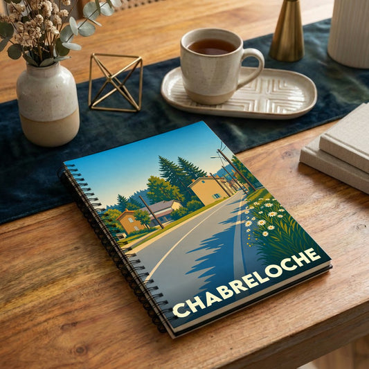 Carnet à spirales souvenir de la ville de Chabreloche avec une illustration stylisée de ses paysages.