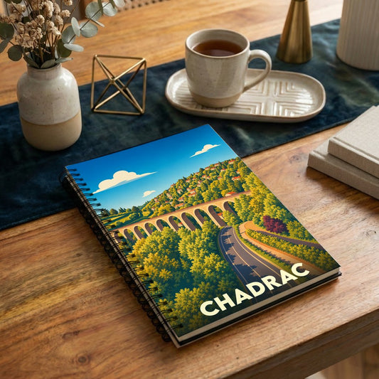 Carnet à spirales souvenir de la ville de Chadrac arborant une illustration stylisée de son viaduc et de ses paysages verdoyants.