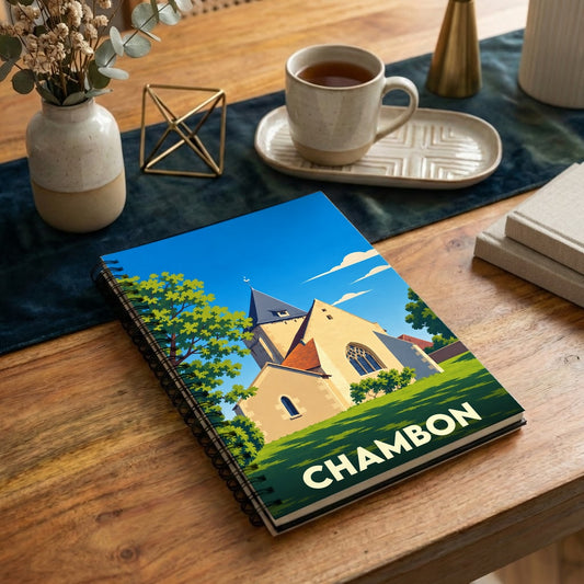 Carnet à spirales souvenir de la ville de Chambon avec une illustration stylisée de son église.