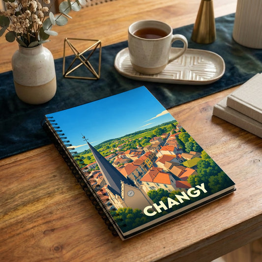 Carnet à spirales souvenir de la ville de Changy avec une illustration stylisée de son clocher et de ses toits.