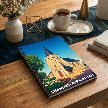 Carnet souvenir de la ville de Channay-sur-Lathan avec une illustration stylisée de son église.