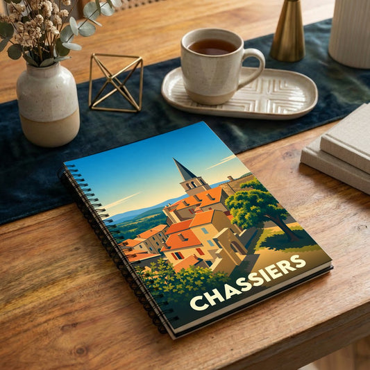 Carnet à spirales souvenir de la ville de Chassiers avec une illustration stylisée.