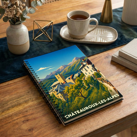 Carnet à spirales souvenir de Châteauroux-les-Alpes avec une illustration stylisée d'un village de montagne.
