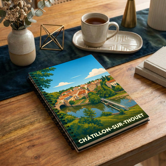 Carnet à spirale souvenir de Châtillon-sur-Thouet orné d'une illustration stylisée de la ville et de sa rivière.