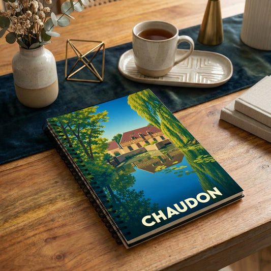 Carnet à spirales souvenir de la ville de Chaudon avec une illustration stylisée d'un moulin au bord de l'eau.