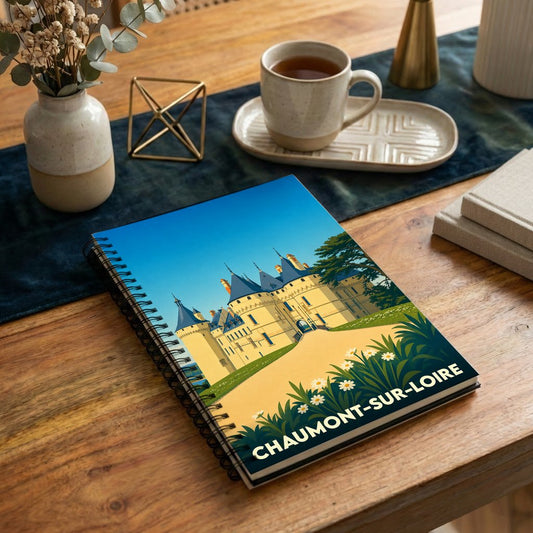 Carnet à spirales souvenir de Chaumont-sur-Loire avec une illustration stylisée de son château.