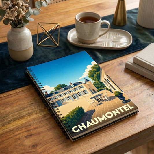 Carnet à spirales souvenir de la ville de Chaumontel illustré par une scène de château ensoleillée.