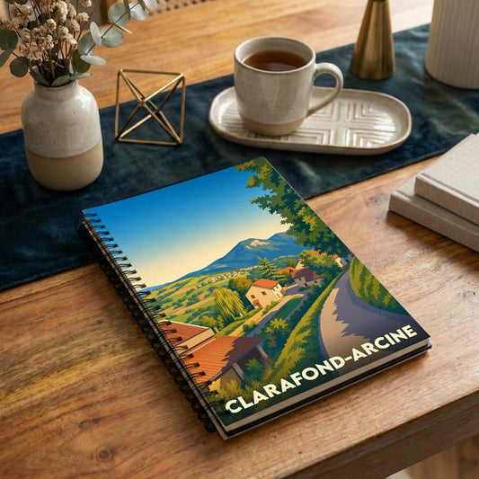 Carnet à spirales souvenir de la ville de Clarafond-Arcine avec une illustration stylisée de paysage.