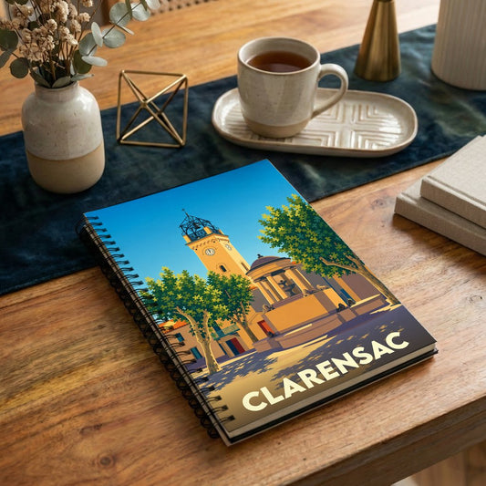 Carnet souvenir de la ville de Clarensac avec une illustration stylisée de son clocher et de sa fontaine.