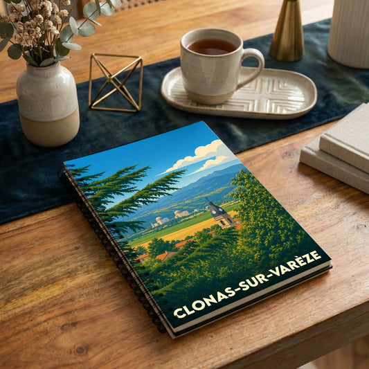 Carnet souvenir à spirale de la ville de Clonas-sur-Varèze avec une illustration paysagère stylisée.