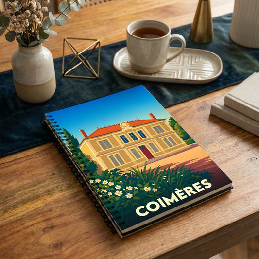 Carnet à spirales souvenir de la ville de Coimères illustré d'un dessin stylisé de sa mairie.