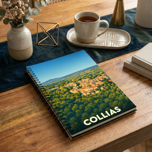 Carnet à spirales souvenir de la ville de Collias avec une illustration panoramique stylisée.
