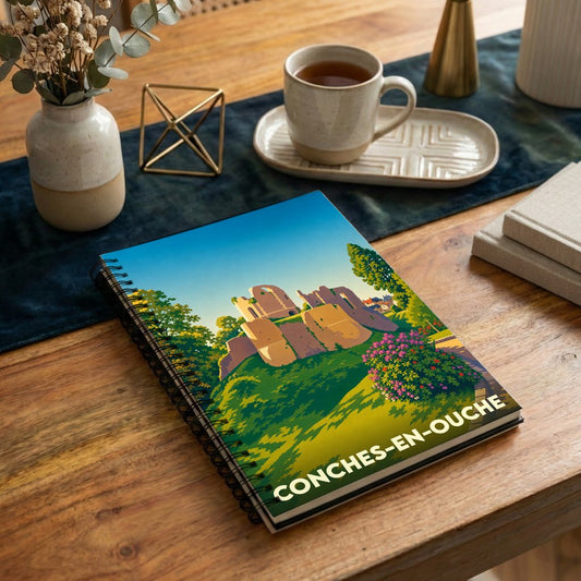 Carnet de notes à spirales souvenir de la ville de Conches-en-Ouche avec une illustration stylisée de son château.