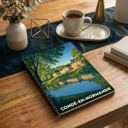 Carnet souvenir de la ville de Condé-en-Normandie illustré d'un château se reflétant dans l'eau.