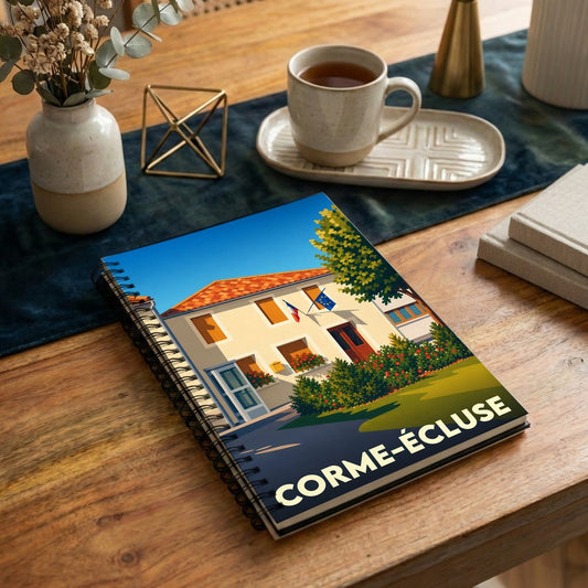 Carnet à spirales souvenir de la ville de Corme-Écluse avec une illustration stylisée de sa mairie.