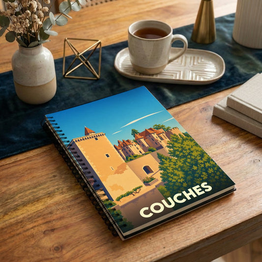 Carnet souvenir de la ville de Couches avec une illustration stylisée de son château médiéval.
