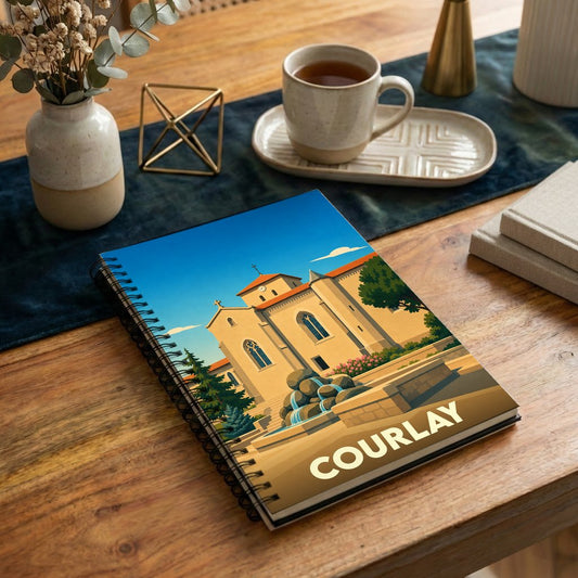 Carnet à spirales souvenir de la ville de Courlay avec une illustration stylisée de son église et d'une fontaine.