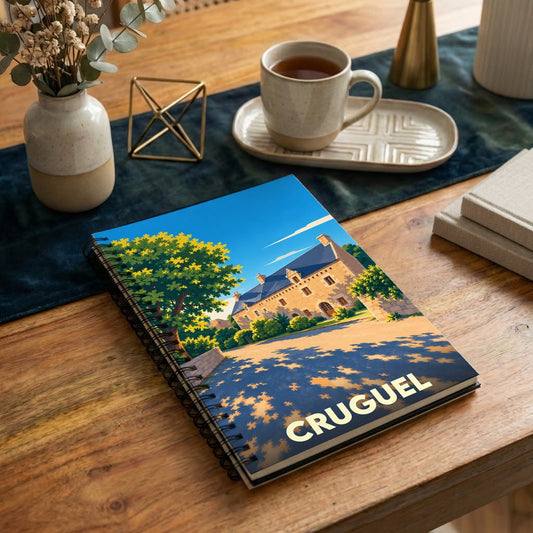 Carnet à spirales souvenir de la ville de Cruguel avec une illustration stylisée d'un manoir breton.