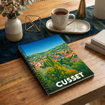 Carnet souvenir de la ville de Cusset avec une illustration stylisée.
