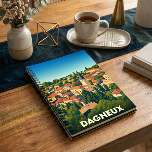 Carnet à spirales souvenir de la ville de Dagneux avec une illustration stylisée de son paysage urbain.
