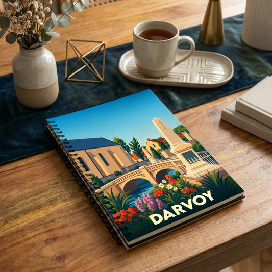 Carnet à spirales souvenir de la ville de Darvoy orné d'une illustration stylisée et colorée du paysage local.