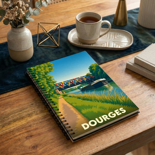 Carnet souvenir de la ville de Dourges avec une illustration stylisée d'un canal et de son pont coloré.