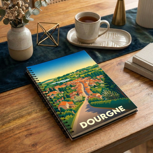 Carnet souvenir de la ville de Dourgne illustré par un paysage vallonné au style rétro.