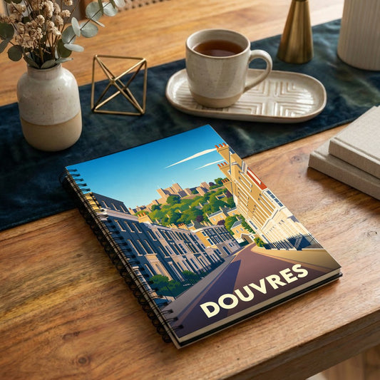 Carnet à spirales souvenir de la ville de Douvres avec une illustration stylisée de ses rues et de son château.