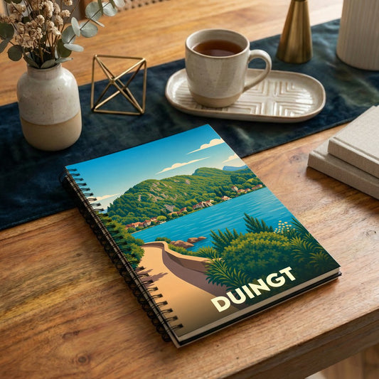 Carnet à spirales souvenir de la ville de Duingt avec une illustration stylisée de son lac et de ses montagnes.