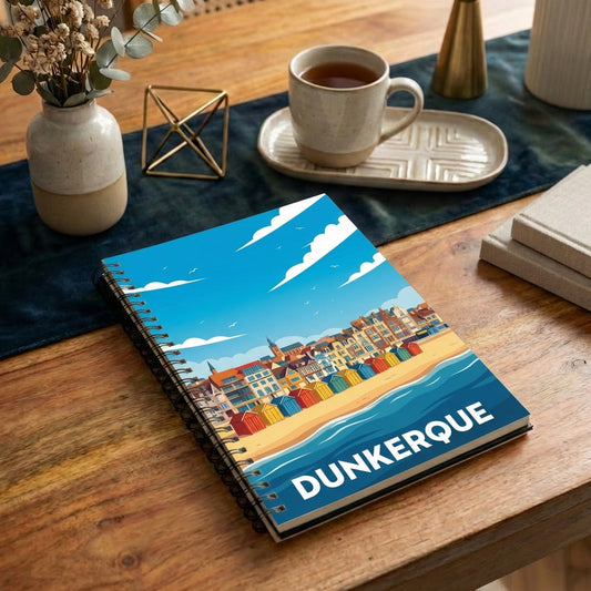 Carnet souvenir de la ville de Dunkerque avec une illustration stylisée de sa plage et de ses cabines colorées.