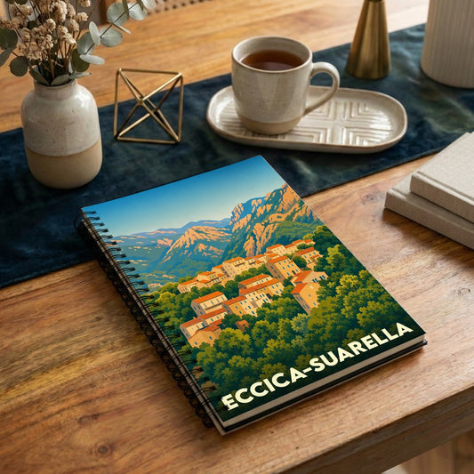 Carnet à spirales souvenir d'Eccica-Suarella avec une illustration stylisée du village et des montagnes environnantes.