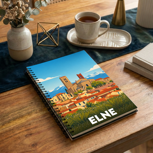 Carnet souvenir de la ville d'Elne avec une illustration stylisée de ses monuments et paysages.