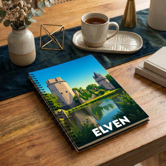 Carnet à spirales souvenir de la ville d'Elven avec une illustration stylisée de son château et ses remparts se reflétant dans l'eau.