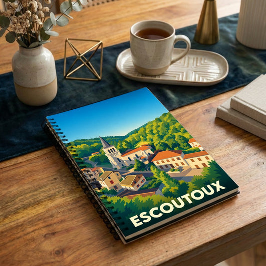 Carnet à spirale souvenir de la ville d'Escoutoux avec une illustration stylisée de son paysage urbain.