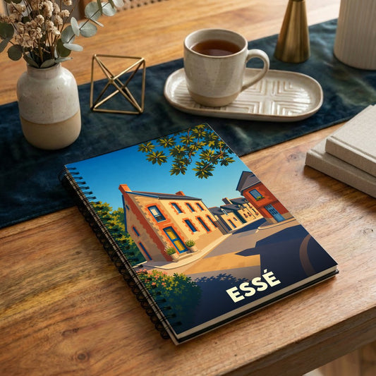 Carnet souvenir de la ville de Essé avec une illustration stylisée d'une rue ensoleillée.