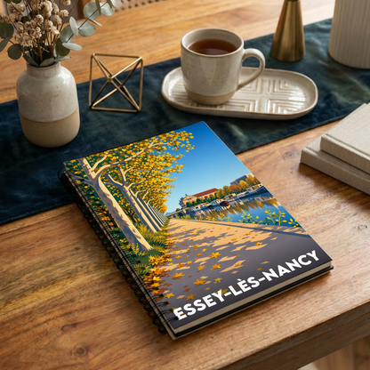 Carnet souvenir de la ville de Essey-lès-Nancy avec une illustration stylisée d'un canal bordé d'arbres en automne.