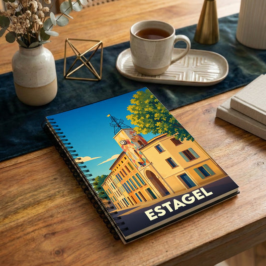 Carnet souvenir de la ville d'Estagel avec une illustration stylisée et colorée.