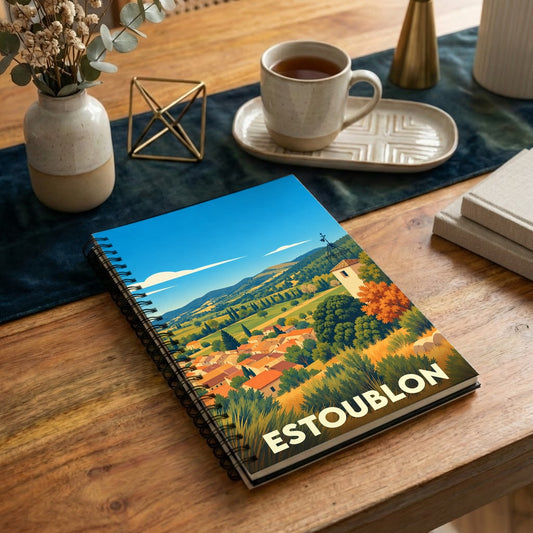 Carnet souvenir de la ville de Estoublon avec une illustration stylisée de son paysage provençal.