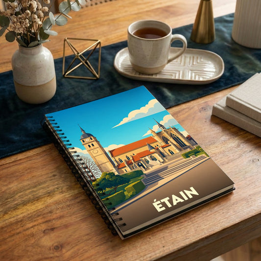Carnet de notes à spirales souvenir de la ville d'Étain avec une illustration stylisée de son église.