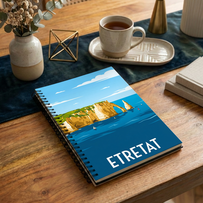 Carnet souvenir de la ville d'Étretat avec une illustration stylisée de ses célèbres falaises.