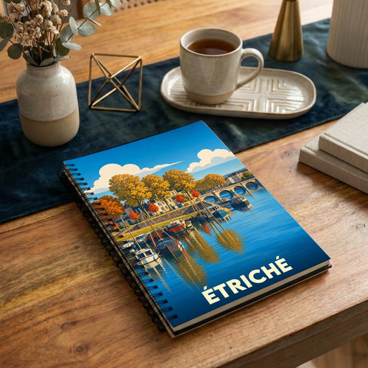 Carnet à spirales souvenir de la ville d'Étriché avec une illustration stylisée de son bord de rivière.