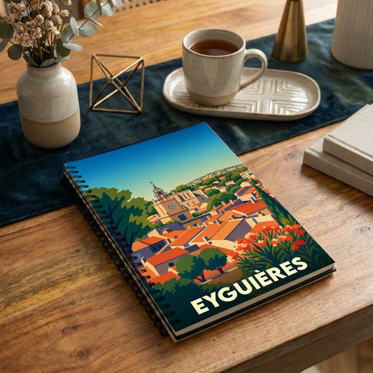 Carnet à spirales souvenir de la ville d'Eyguières avec une illustration stylisée de ses toits provençaux.