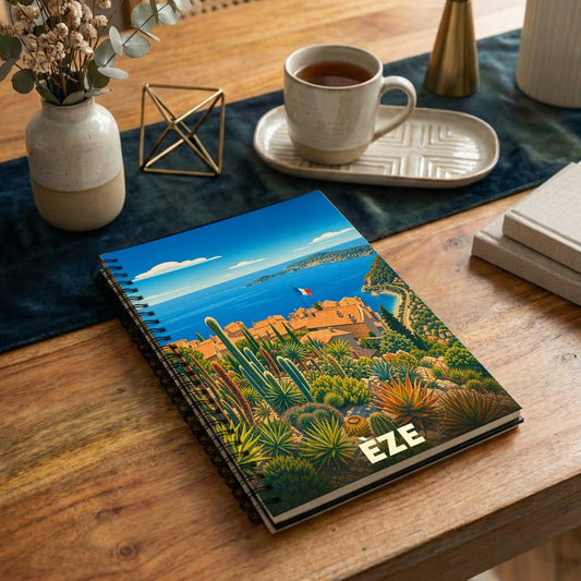 Carnet souvenir de la ville d'Èze illustré d'un paysage côtier stylisé et de plantes grasses.