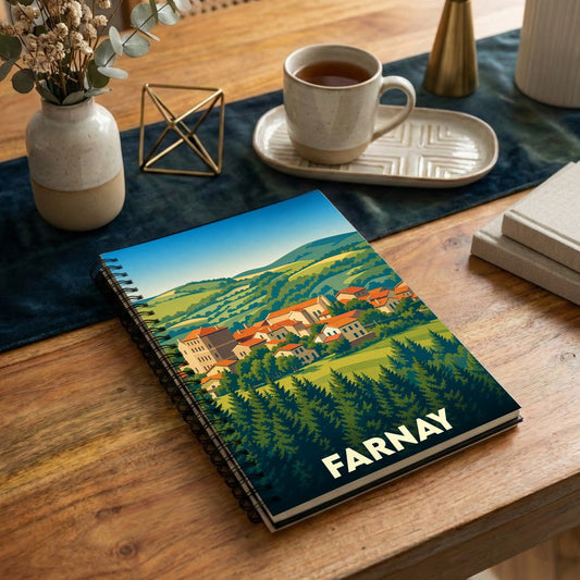 Carnet à spirale souvenir de la ville de Farnay avec une illustration stylisée de son paysage vallonné.
