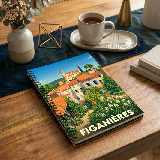 Carnet à spirales souvenir de la ville de Figanières illustré d'un paysage provençal stylisé.