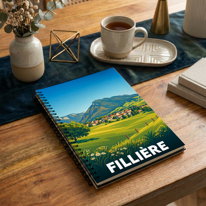 Carnet à spirales souvenir de la ville de Fillière avec une illustration stylisée de paysages montagneux.